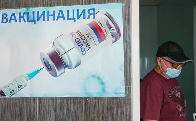 Денис Мантуров - Каждый день в России прививают от коронавируса по 0,5 миллиона человек - svpressa.ru - Россия
