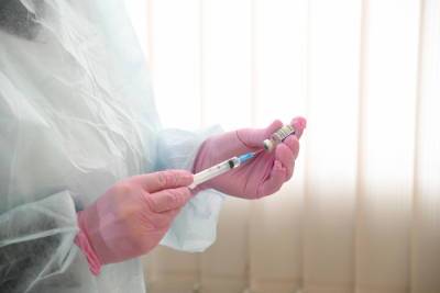 Можно ли делать прививку переболевшим коронавирусом, пояснил врач - volg.mk.ru