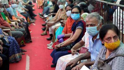 В Индии более 2 тысяч человек вакцинировали физраствором - gazeta.ru - Индия - Мумбаи