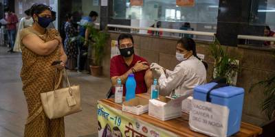 Тысячи людей получили физраствор вместо вакцины - detaly.co.il - Индия