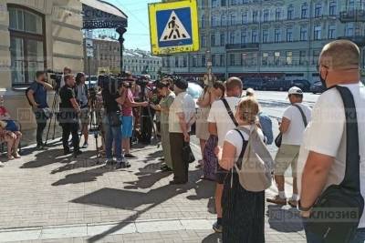 У цирка на Фонтанке образовалась очередь из желающих попасть на вакцинацию - spb.mk.ru - Санкт-Петербург