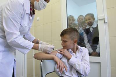 Первые российские подростки получили прививку от коронавируса - lenta.ru - Москва