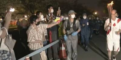 В Японии женщина попыталась потушить Олимпийский огонь с помощью водяного пистолета (видео) - sharij.net - Япония - Токио