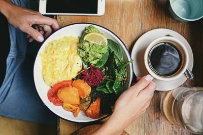 Российские ученые назвали продукты для диеты перед прививкой - mk.ru