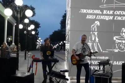 Уличные музыканты развлекают отдыхающих курортного парка Железноводска - kavkaz.mk.ru - Ставрополье край - Железноводск