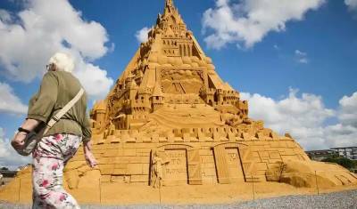 "Правитель мира": самый высокий в мире замок из песка увенчал коронавирус в короне - newizv.ru - Франция - Германия - Приморье край
