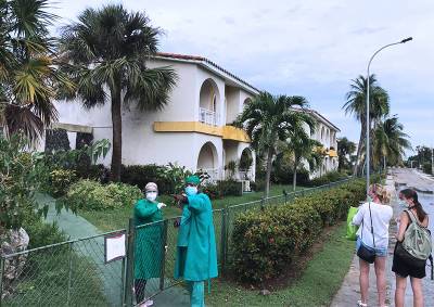 Изолированные на Кубе после тестов на коронавирус российские туристы рассказали о происходящем на курорте - mskgazeta.ru - Россия - Куба