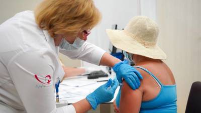 Более 120 столичных медиков организовали вакцинацию от COVID-19 в «Лужниках» - vm.ru