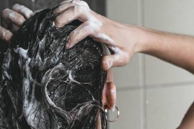 Эксперт раскрыла правильное количество шампуня для мытья головы - lenta.ru - Англия