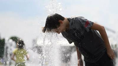 Роспотребнадзор рекомендует воздержаться от купания в фонтанах в жару - russian.rt.com
