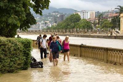 Наводнение в Сочи в июле 2021 года загнало в «ловушку» туристов и местных жителей - yur-gazeta.ru - Краснодарский край - Сочи