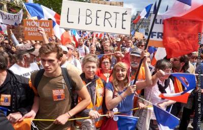 На акции против "санитарных паспортов" во Франции вышли свыше 200 тыс. человек - interfax.ru - Москва - Франция - Париж