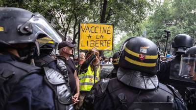 Жеральд Дарманен - Во Франции более 200 тыс. человек вышли на акции против вакцинации - iz.ru - Франция - Париж - Израиль