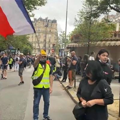 Больше 200 тысяч человек вышли во Франции на протесты против санитарных паспортов - radiomayak.ru - Франция - Париж