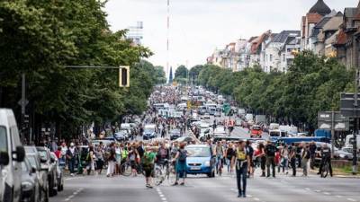 В Берлине проходит многолюдная акция протеста против коронавирусных ограничений: полиция применила водометы - unn.com.ua - Украина - Германия - Киев - Берлин