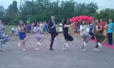 Директор украинской школы от души зажег на выпускном: видео "разрывает" сеть - vchaspik.ua - Украина