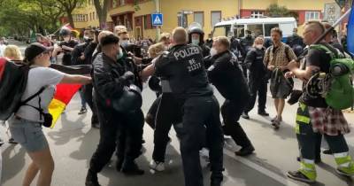 Ковид-дисиденты устроили потасовку с силовиками во время протеста в Берлине (видео) - focus.ua - Украина - Германия - Берлин