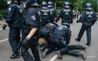 В Берлине на антикарантинном протесте задержали почти 600 человек - korrespondent.net - Украина - Германия - Берлин