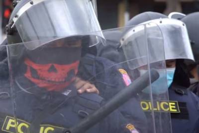 В Таиланде антиковидный марш разогнали водометами - mk.ru - Таиланд - Бангкок