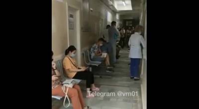 Очередь на вакцинацию сняли на видео в воронежской поликлинике - gorcom36.ru - Воронеж