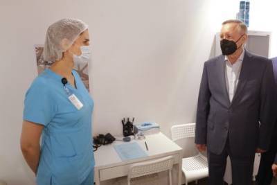 Александр Беглов - Губернатор посетил пункт вакцинации в ТРЦ «Галерея» - neva.today - Санкт-Петербург