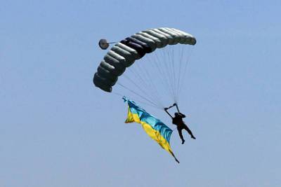 Украинские парашютисты станцуют в небе гопак в честь Дня независимости - lenta.ru - Днепропетровская обл.