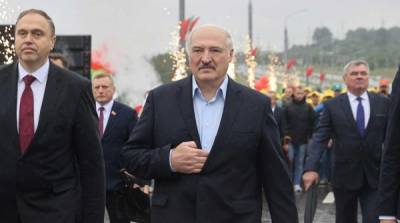 Александр Лукашенко - “Разваливаться начинает”: в соцсетях оценили шаткую походку Лукашенко после пресс-конференции - newzfeed.ru - Белоруссия