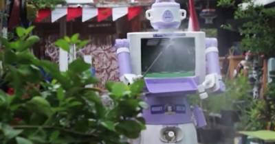 Жители деревни собрали из хлама робота-курьера для заболевших COVID - ren.tv - Индонезия