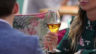 Злоупотребление алкоголем может увеличивать риск заражения коронавирусом вдвое - iz.ru - Израиль