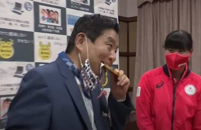 Миу Гото - Олимпийской чемпионке по софтболу из Японии заменят золотую медаль. Награду укусил мэр ее родного города - ont.by - Белоруссия - Япония - Нагои