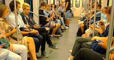 Фото пассажиров метро вызвало споры о современных нравах у россиян - moslenta.ru - Москва