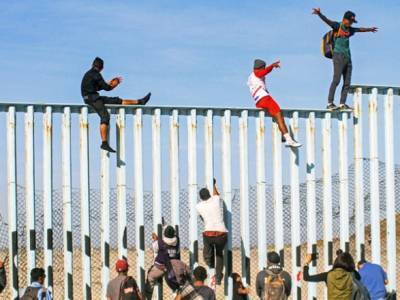 Алехандро Майоркас - В США беспрецедентно выросло количество мигрантов на границе с Мексикой - unn.com.ua - Украина - Сша - Киев - штат Техас - Мексика