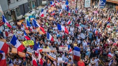 Тысячи человек вышли на митинги против COVID-паспортов во Франции - 5-tv.ru - Франция - Париж