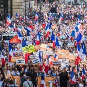 Во Франции проходят массовые протесты из-за паспортов здоровья - reporter-ua.com - Франция