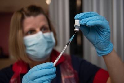 Мэтью Дюшарс - В Великобритании предложили комбинировать вакцины от коронавируса и гриппа - lenta.ru - Англия