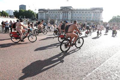 Сотни велосипедистов проехались по улицам города голыми - lenta.ru - Лондон