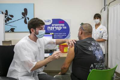 Более половины израильтян 50+ уже вакцинированы трижды - news.israelinfo.co.il - Израиль - Пресс-Служба