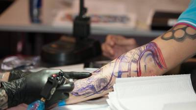 Исследование: Россияне за два года стали делать больше татуировок - mir24.tv