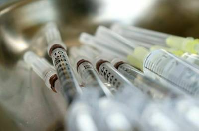 В Сербии начали прививать третьей дозой вакцины от коронавируса - pnp.ru - Сербия