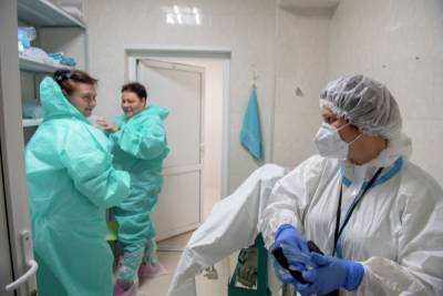 Петербургские медики получили свыше 3,8 млрд рублей коронавирусных выплат с начала года - interfax-russia.ru - Петербург