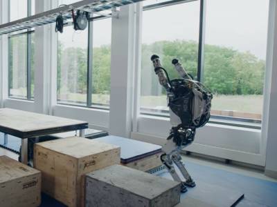 Boston Dynamics показала, как их работы занимаются паркуром. Видео - gordonua.com - Украина - Boston