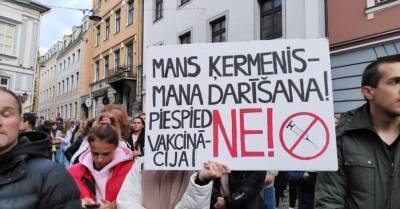 ФОТО: В Риге прошел массовый митинг против вакцинации и коронавирусных ограничений - rus.delfi.lv - Латвия - Рига