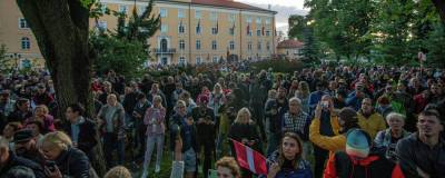Айнарс Шлесерс - На улицы Риги вышли тысячи человек, выступающих против обязательной вакцинации - runews24.ru - Латвия - Рига