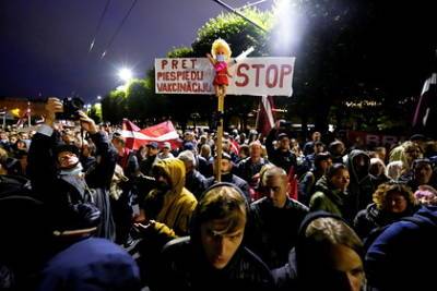 Армандс Рукс - Андрис Зеллис - В Латвии прошла акция протеста против принудительной вакцинации - lenta.ru - Латвия - Рига