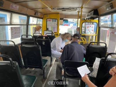 В Киеве открыли пункт вакцинации от коронавируса в автобусе. Фото - gordonua.com - Украина - Киев