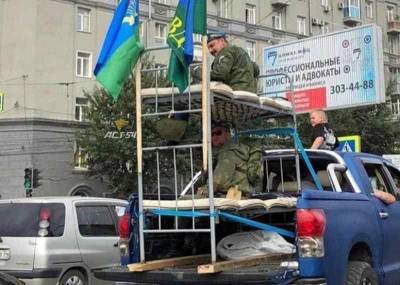 Новосибирские десантники организовали автопробег с двухъярусной кроватью - runews24.ru
