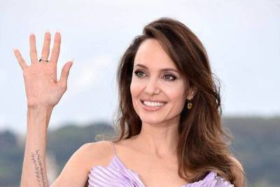 Анджелина Джоли - Руки-спички: Анджелина Джоли погуляла по Венеции - skuke.net