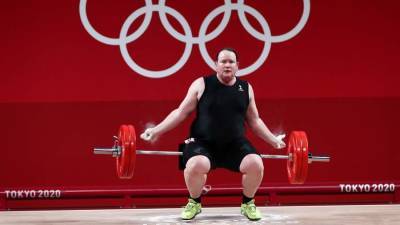 Лорел Хаббард - Первый трансгендер в истории Олимпийских игр провалил выступление - iz.ru - Израиль - Новая Зеландия