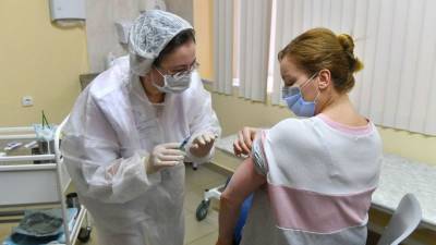 Ученые выявили четыре симптома COVID-19, которые чаще встречаются у вакцинированных - continent.news - Россия