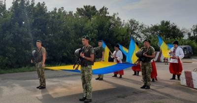 Всех, кто будет пересекать КПВВ "Новотроицкое", будет встречать флаг Украины (ФОТО) - dsnews.ua - Украина - республика Крым